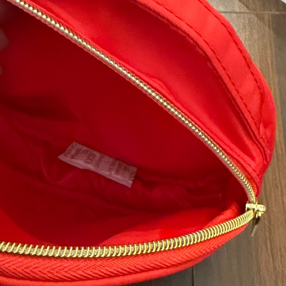 New Ferragamo Parfums Round Red Cosmetic Case - Picture 2 of 2